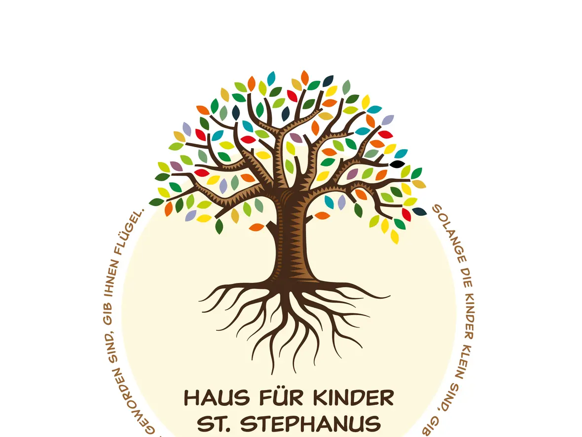 Logo des Hauses für Kinder St. Stephanus in Ehekirchen, mit einem bunten Baum und einem Motto über die Kindheit.